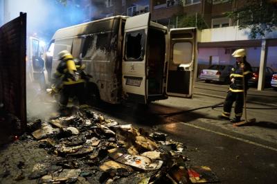 Mehrere Muelltonnen brennen in Sindelfingen in kurzer Zeit.
